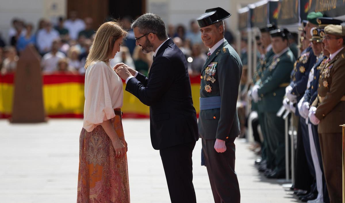 El delegado del Gobierno, Francisco Lucas, impone la Cruz de Plata de la Orden del Mérito de la Guardia Civil a la exdelegada del Gobierno, Mariola Guevara.