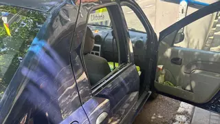 La Guardia Urbana denuncia por maltrato animal al propietario de un perro por encerrarlo dentro de un coche aparcado al sol