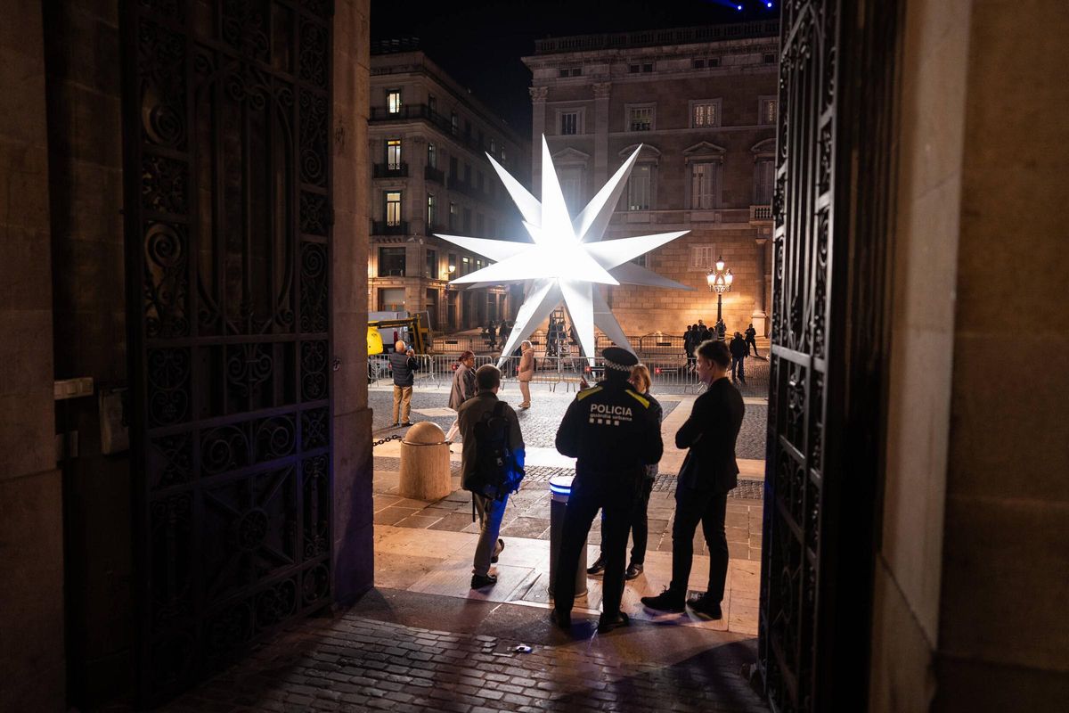 La estrella de Nadal ja ilumina la plaça Sant Jaume. Una gran estrella de luz de 20 puntas iluminará la plaza de Sant Jaume esta Navidad
