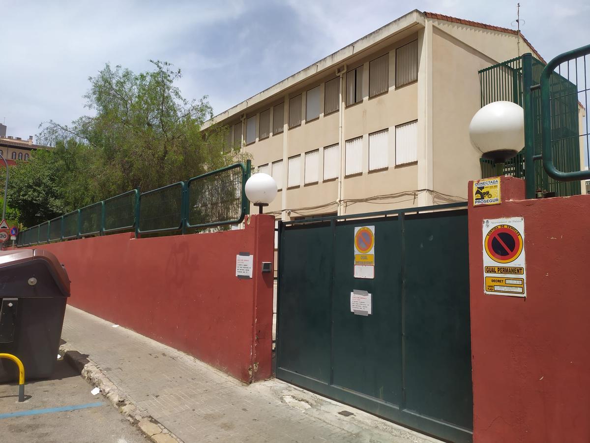 El colegio IES Arxiduc de Palma, donde han quedado atrapados los dos ancianos