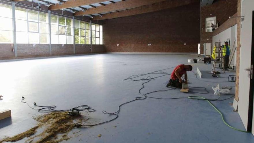 Los obreros acaban de fijar el suelo del nuevo polideportivo que tapa la piscina de la ETEA. // R. Grobas