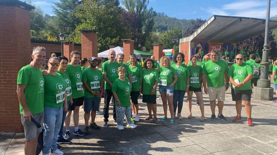 María José Álvarez, en el centro adelantada, junto a autoridades y voluntarios ayer en San Martín. | LNE