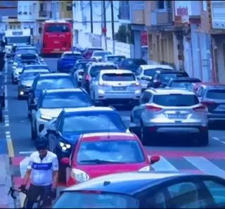 Hartos de coches en el centro urbano de Benitatxell