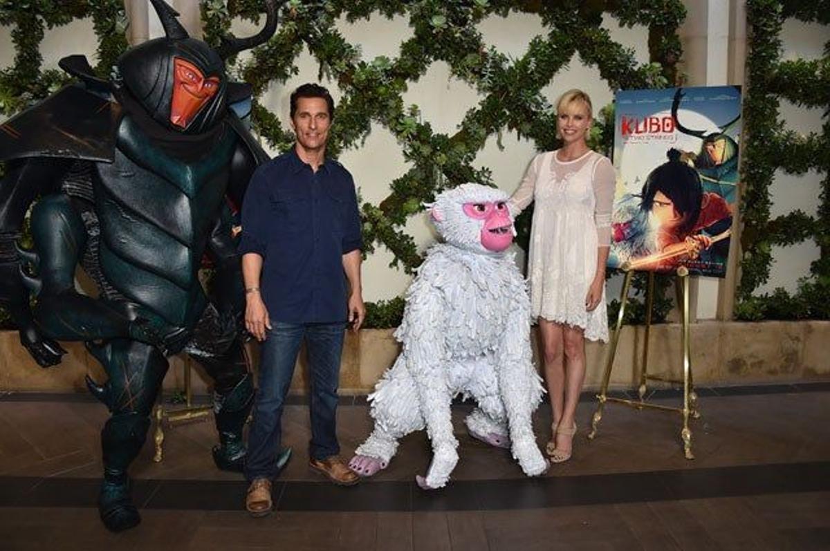 Matthew McConaughey y Charlize Theron, junto a los personajes, en la presentación de Kubo and the two strings.