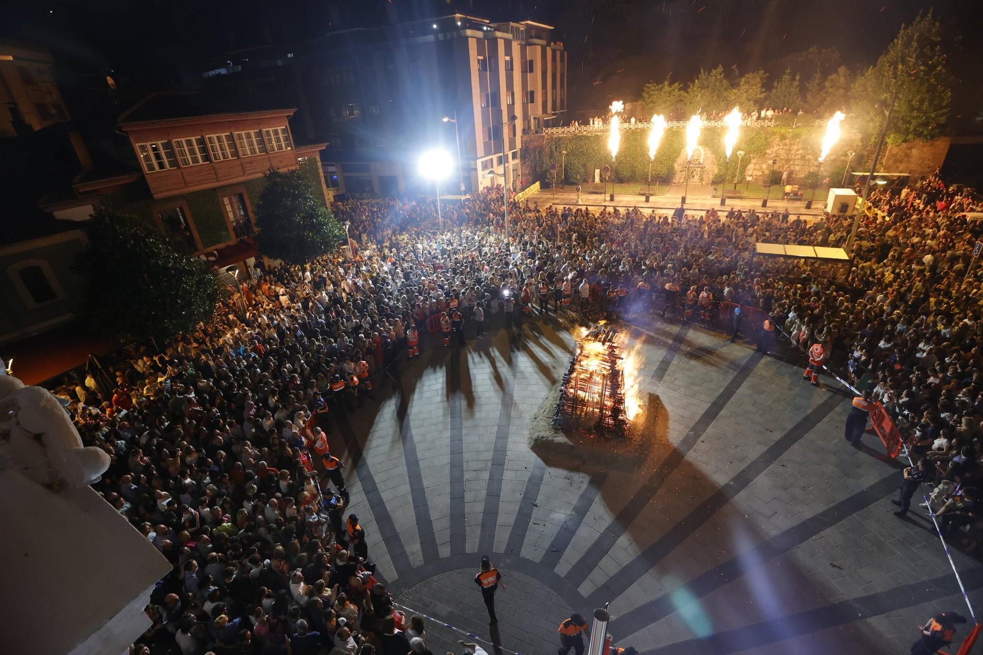 Así fue la hoguera de San Xuan en Mieres: arte, fuego y un dragón gigante