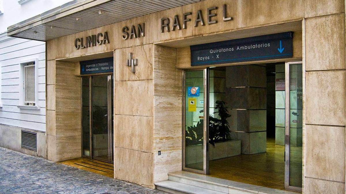 Fachada de una clínica del grupo José Manuel Pascual y Pascual en Cádiz.