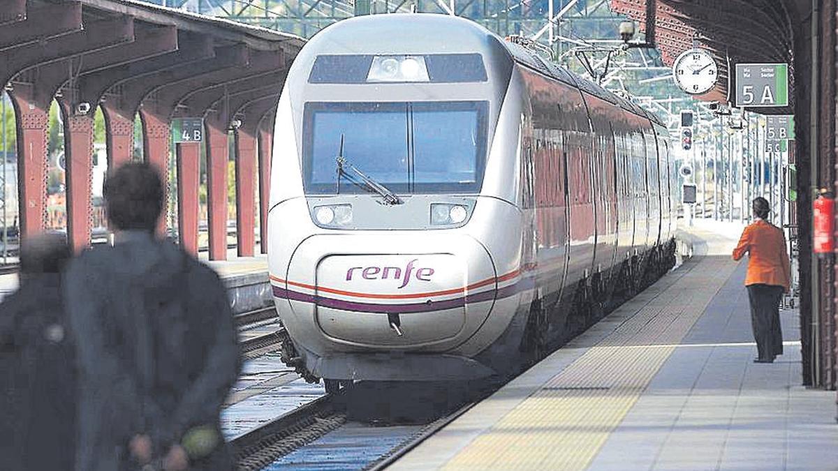 Llegada de un tren a la estación de A Coruña.