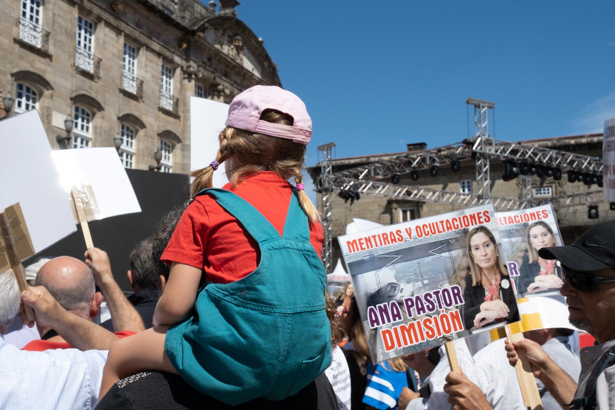 Las víctimas de Angrois se concentran en el Obradoiro en el noveno aniversario del accidente