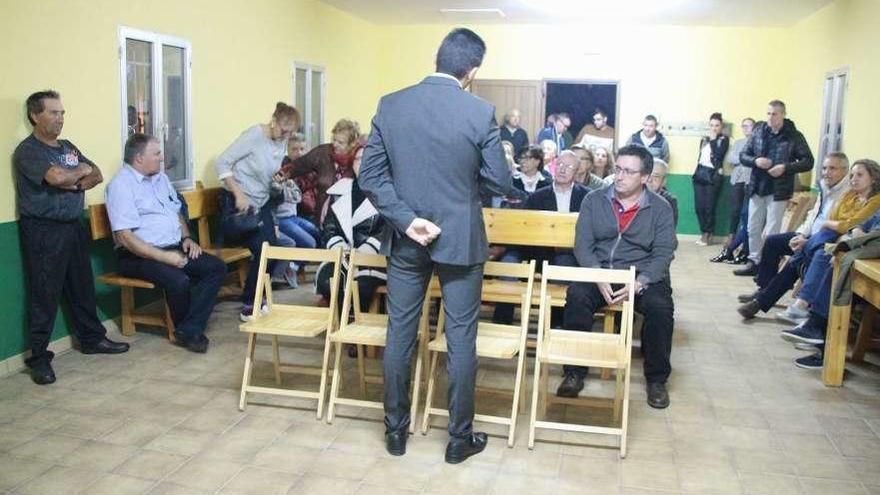 El alcalde de Ponte Caldelas, Andrés Díaz, estuvo presente en la reunión con las vecinas y vecinos.