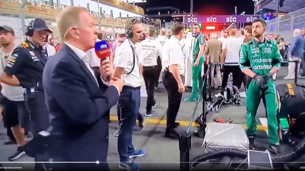 Newey, captado por las cámaras mientras observaba atentamente el Aston Martin