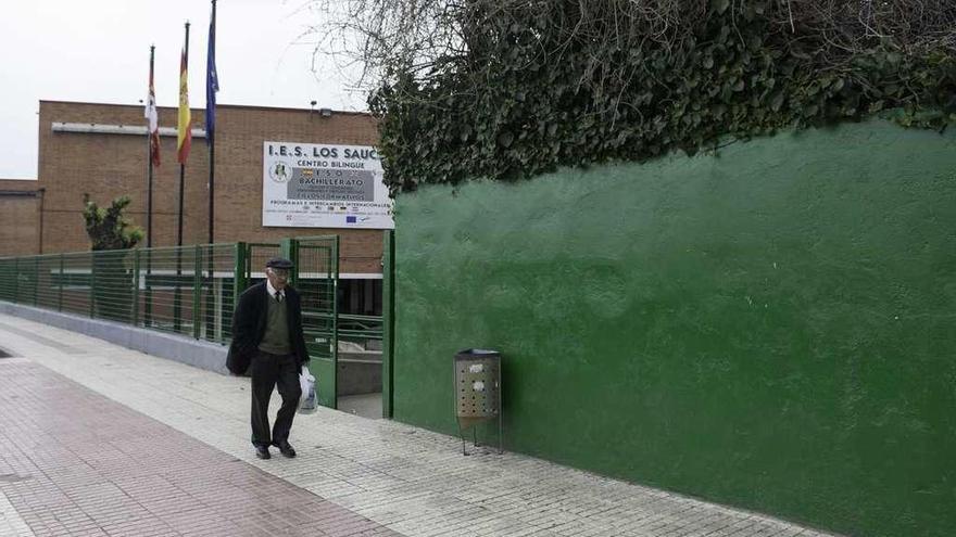 Un hombre camina delante del IES Los Sauces de Benavente.