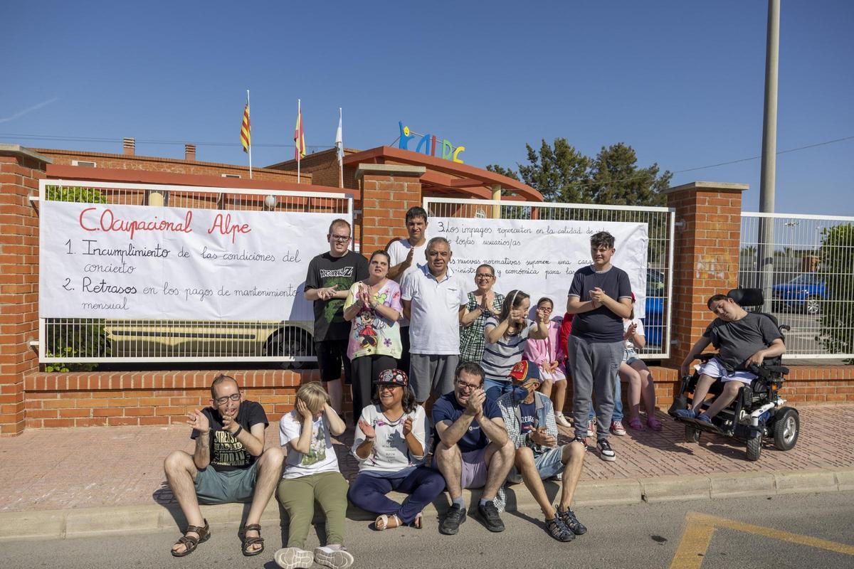 Usuarios del centro ocupacional de ALPE en la protesta