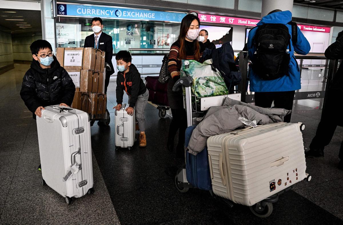 Pasajeros  en el área de llegadas de vuelos internacionales en el Aeropuerto Internacional Capital en Beijing.