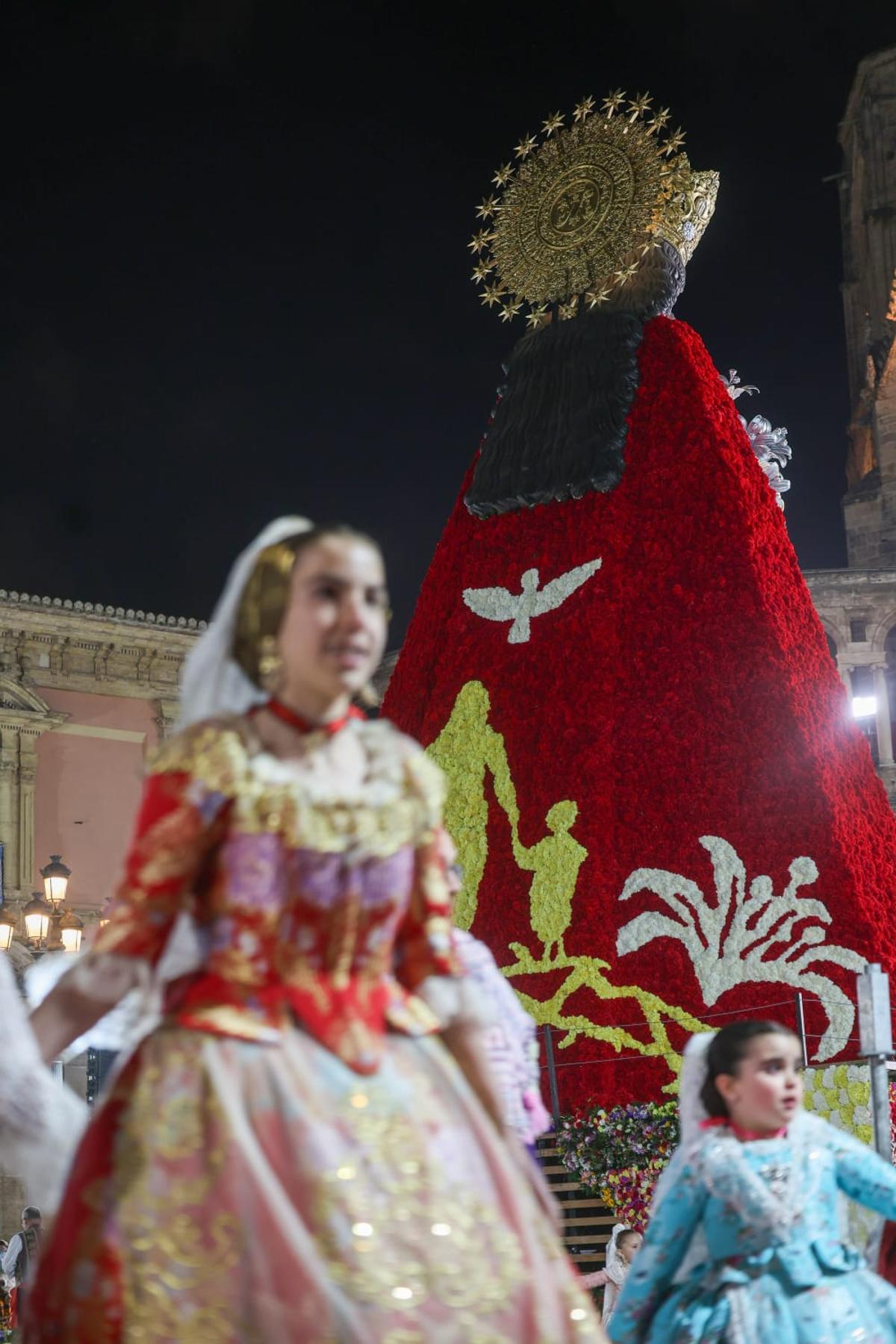 El manto de la Virgen ya luce su espíritu por la paz