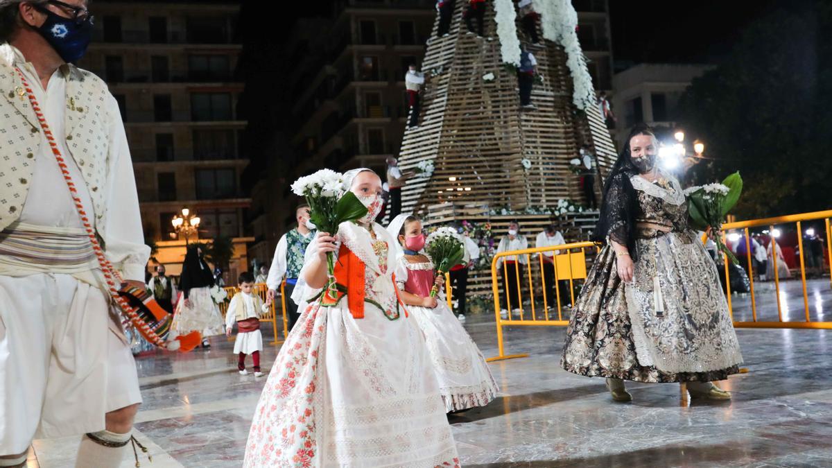 Búscate en el primer día de la ofrenda por la Calle Caballeros de las 21:00 a las 22:00