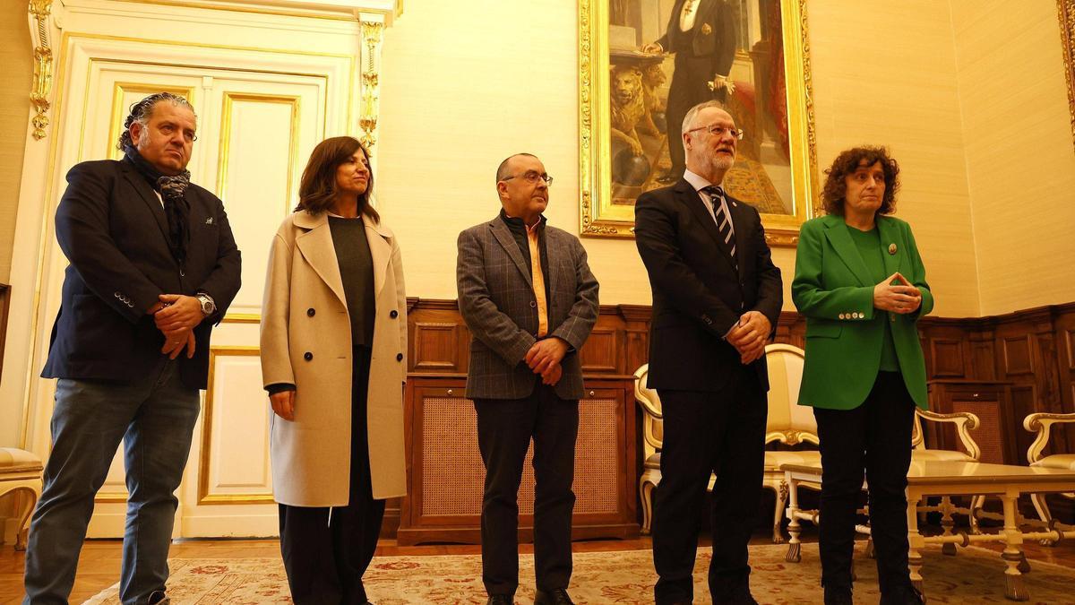 La alcaldesa de la capital gallega se reunió este lunes con representantes del Club Financiero de Santiago