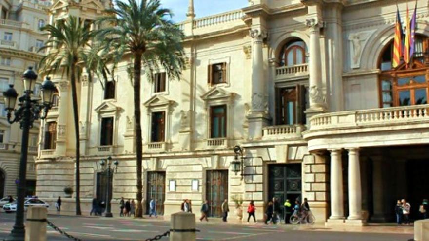 Las palmeras de la fachada del ayuntamiento serán sustituidas por seis naranjos