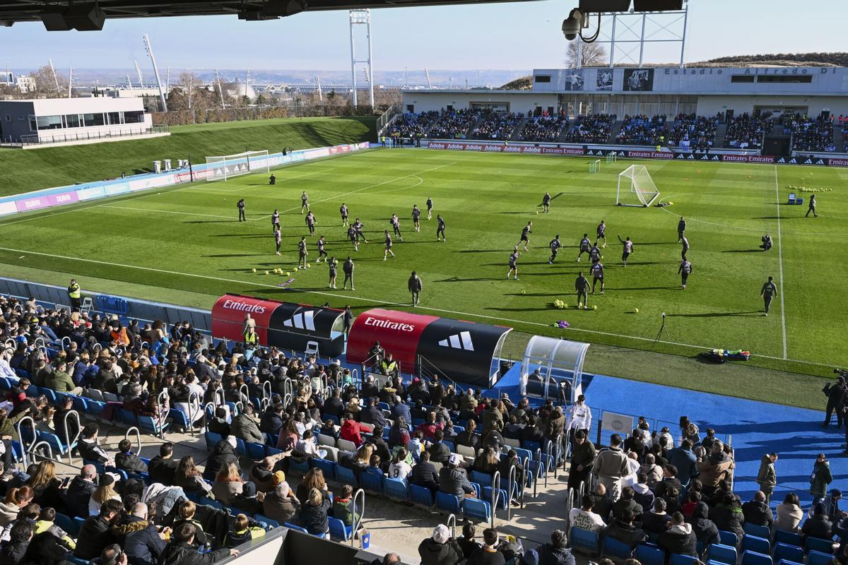El público en el entrenamiento de puertas abiertas del Real Madrid este martes en el estadio Alfredo Di Stéfano, en Valdebebas.