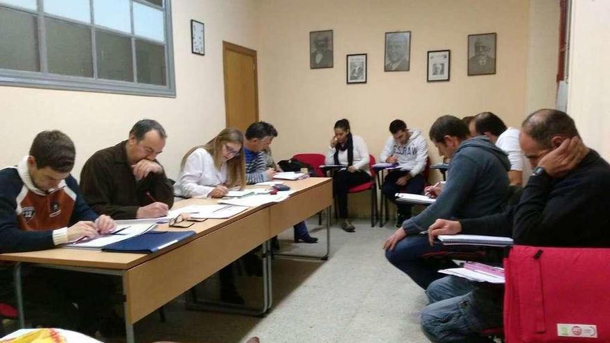 Alumnos que se examinan hoy en Asturias se preparan para los exámenes en UGT.