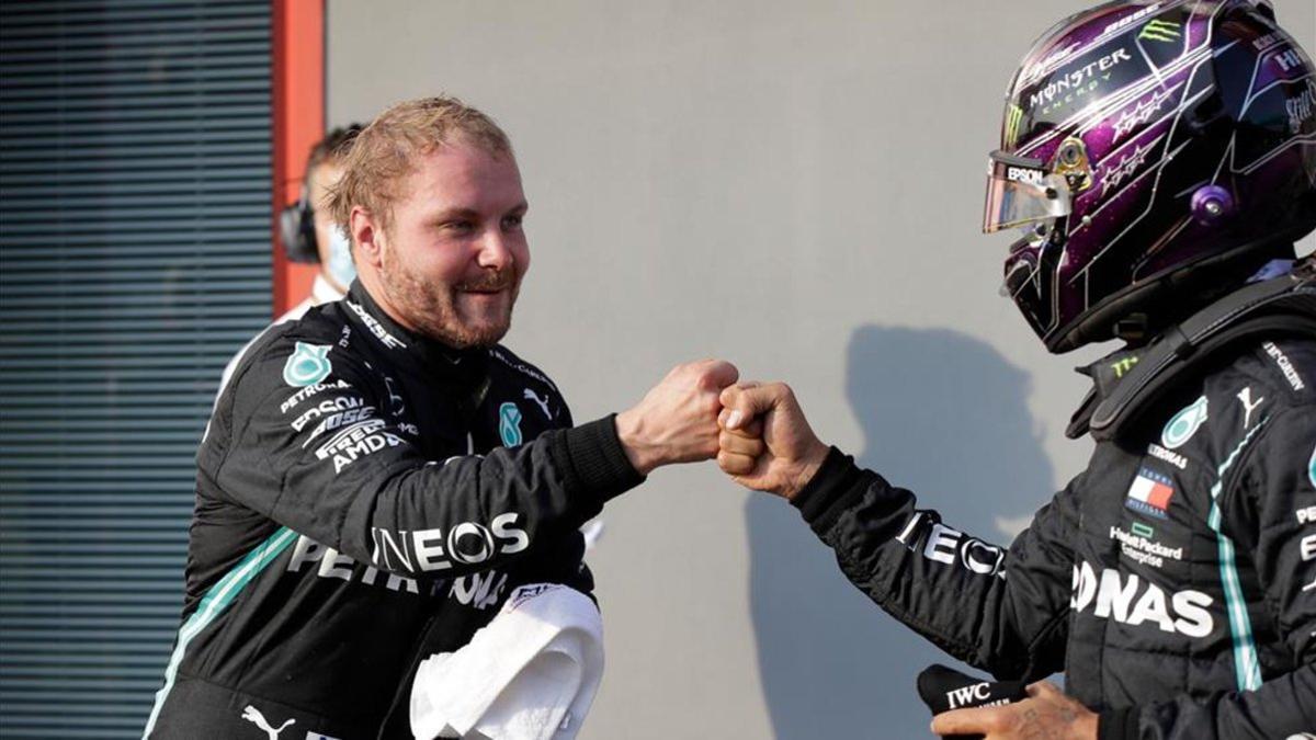 Hamilton y Bottas se saludan tras la 'qualy'.