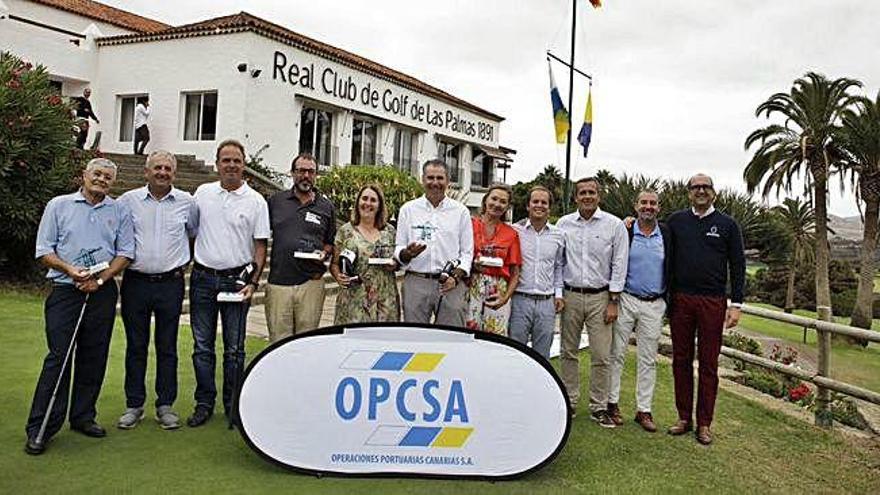 Los premiados del I Torneo Opcsa con sus trofeos a las puertas del Real Club de Golf de Las Palmas.