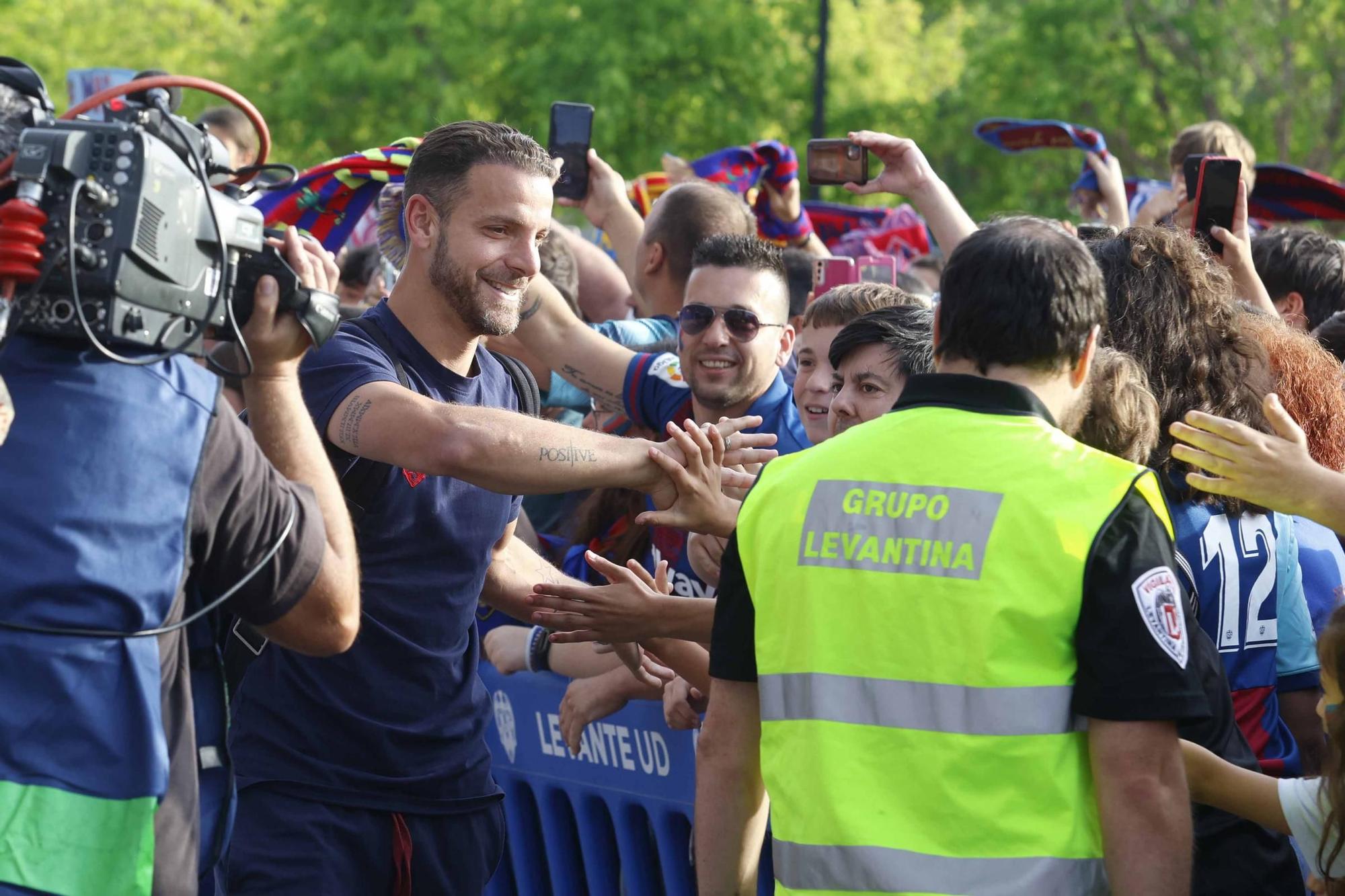 Recibimiento de la afición levantinista al equipo