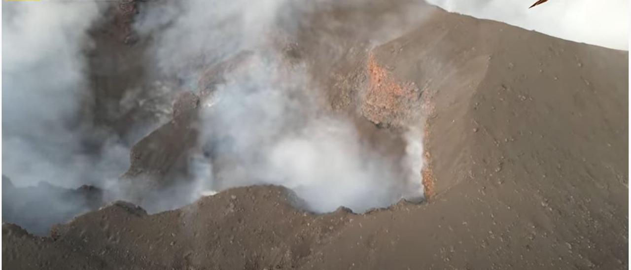 Emisión masiva de gases y piroclastos en el volcán de La Palma (08/12/2021)