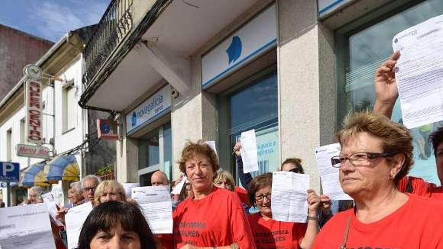 Protesta de afectados por preferentes, que suman 298 demandas. // GS