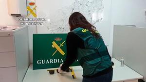 Una agente de la Guardia Civil, en el transcurso de una investigación.