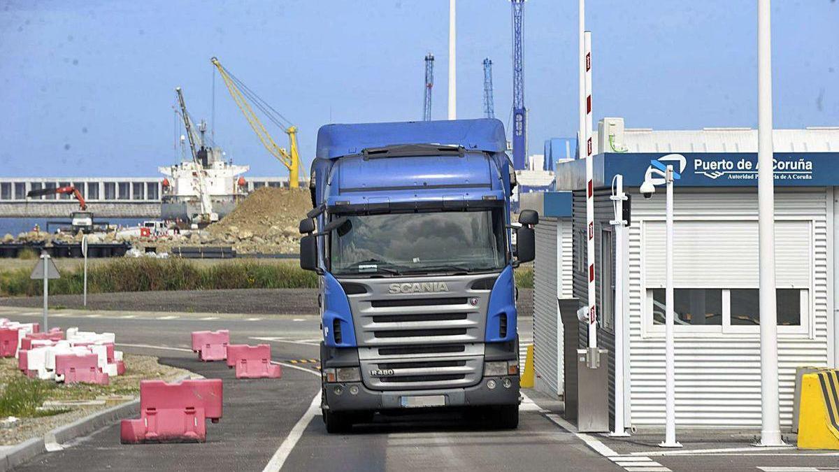 Un camión pasa por el control de accesos del puerto exterior.