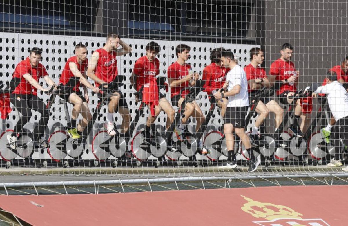 Los jugadores del Sporting, ayer, en Mareo.