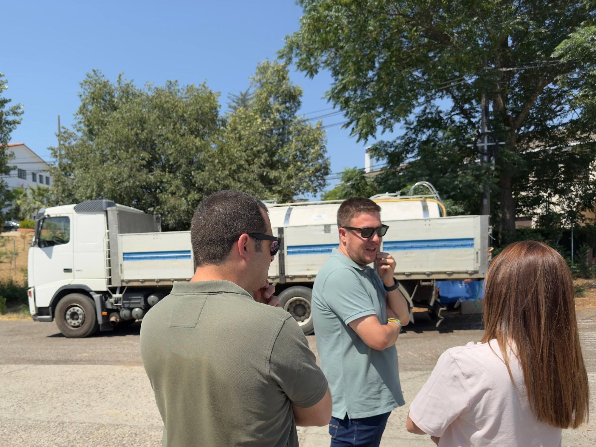 Visita a las obras de reposición de urgencia de los metros tubería de suministro de agua calcinados en Caminomorisco