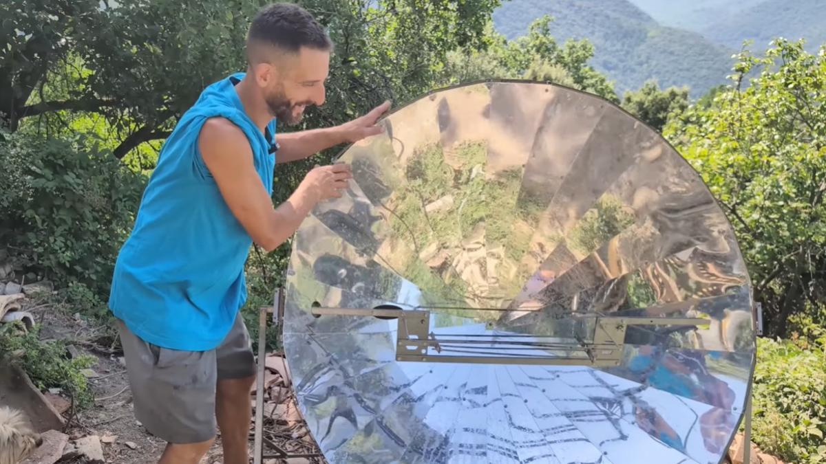 Bernat ha construido su propio sistema: un horno solar parabólico.