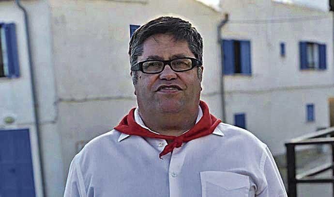 Kiko Melis, presidente de la Obreria de Sant Antoni de Capdepera, con camisa blanca y pañuelo rojo.