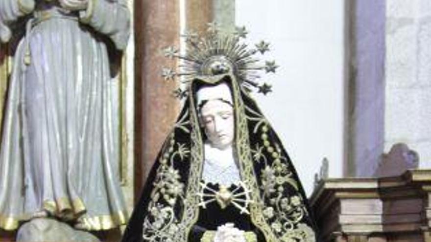 La Virgen de las Espadas, en el altar