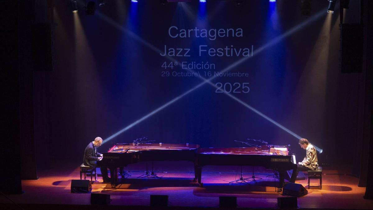 Dorantes y Moisés P. Sánchez compartiendo el escenario y tocando a dos pianos.