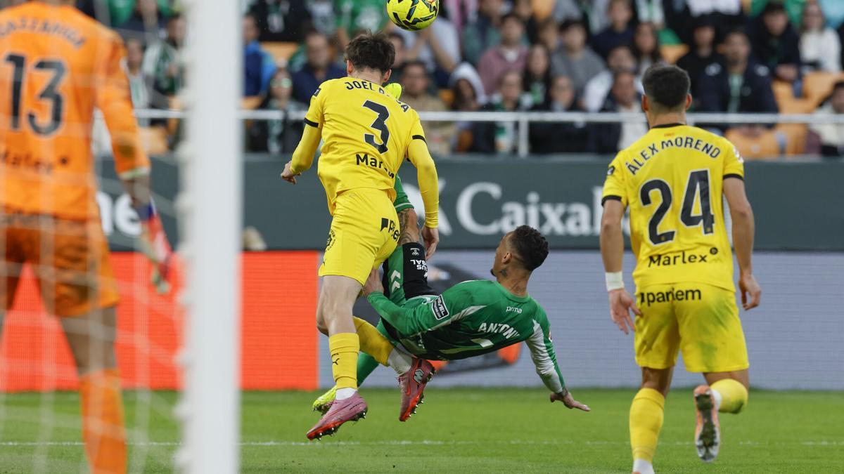 Antony, expulsado tras intentar una chilena ante Joel Roca en el Betis-Girona en La Cartuja de la jornada 13.