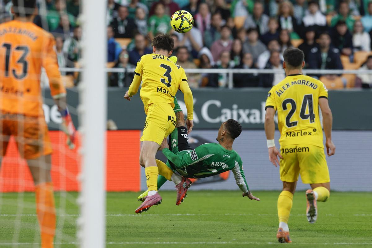 Antony, expulsado tras intentar una chilena ante Joel Roca en el Betis-Girona en La Cartuja de la jornada 13.