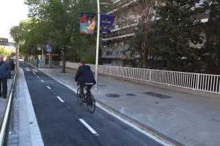 Barcelona abre el nuevo carril bici de la Travessera de les Corts