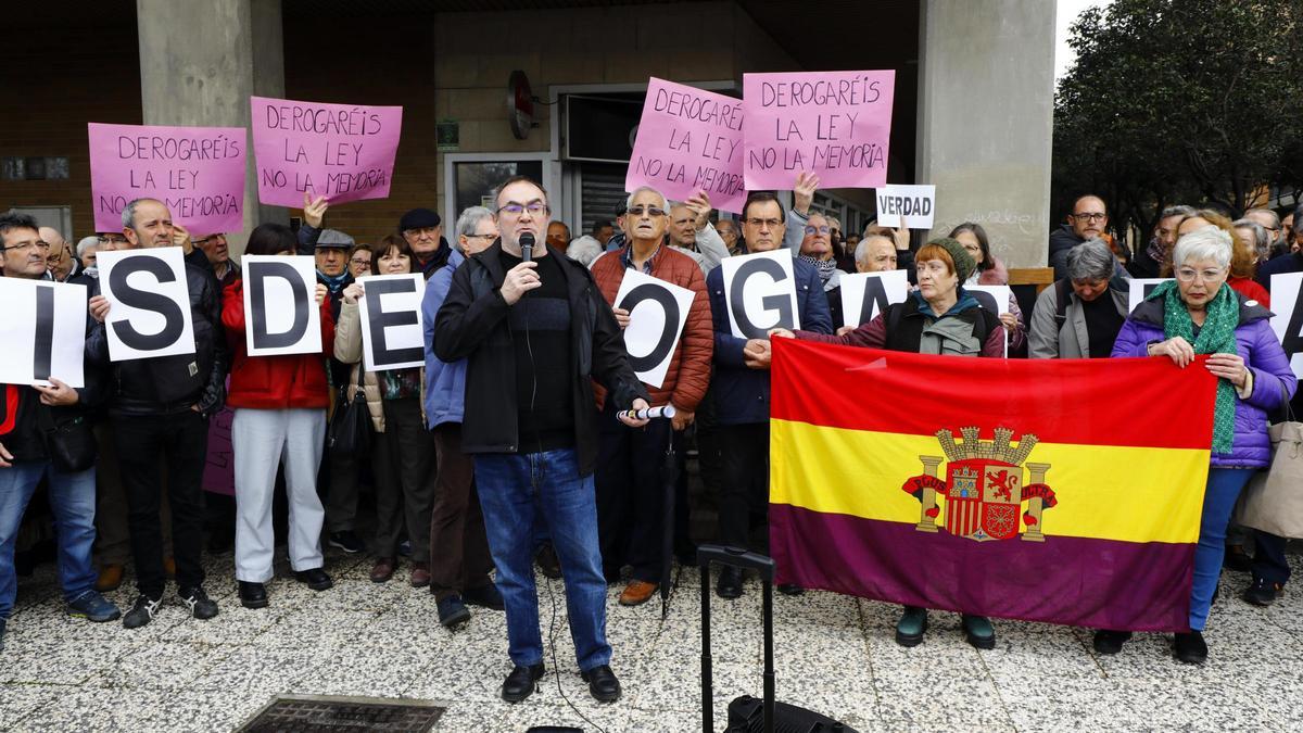 Manifestación de varias entidades memorialistas ante La Aljafería, en el pleno de derogación de la ley.