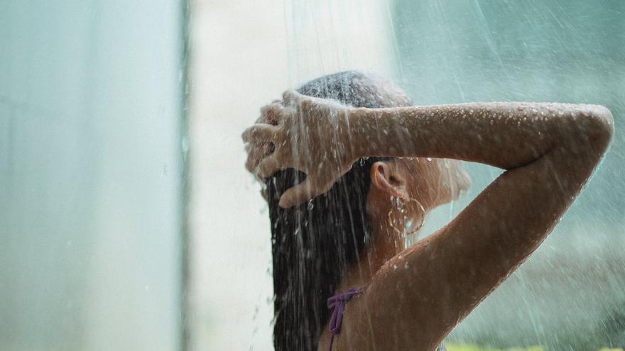 El porqué ducharse con agua fría acelera el metabolismo
