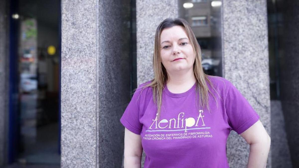 Alicia Suárez Taladriz, ayer, frente a la sede de AENFIPA en Oviedo.