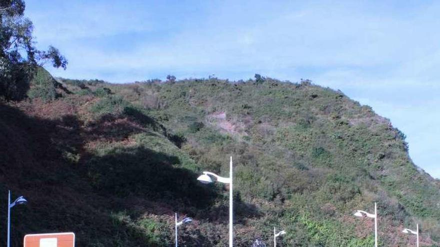 Un vehículo, circulando ayer por el paseo marítimo, con el monte Fuxa, al fondo.