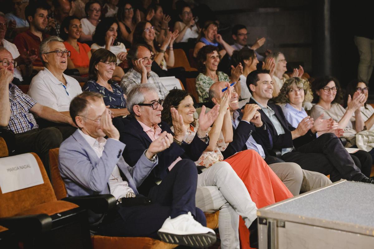 Assistents  l'acte d'Ampans a l'auditori de la Plana, amb la presència de la regidora Mariona Homs