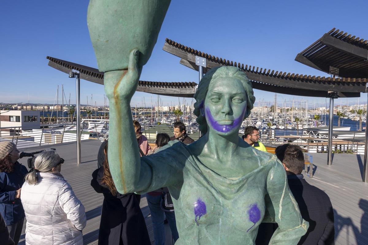 Torrevieja reabre un primer tramo del dique de Levante