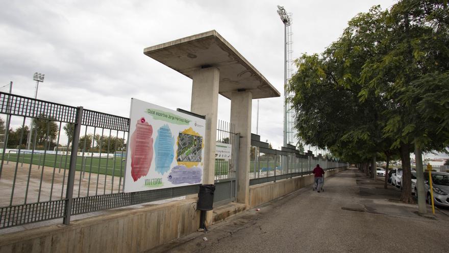 La puerta cerrada de un recinto deportivo de Alzira dificulta la evacuación de un aficionado desmayado