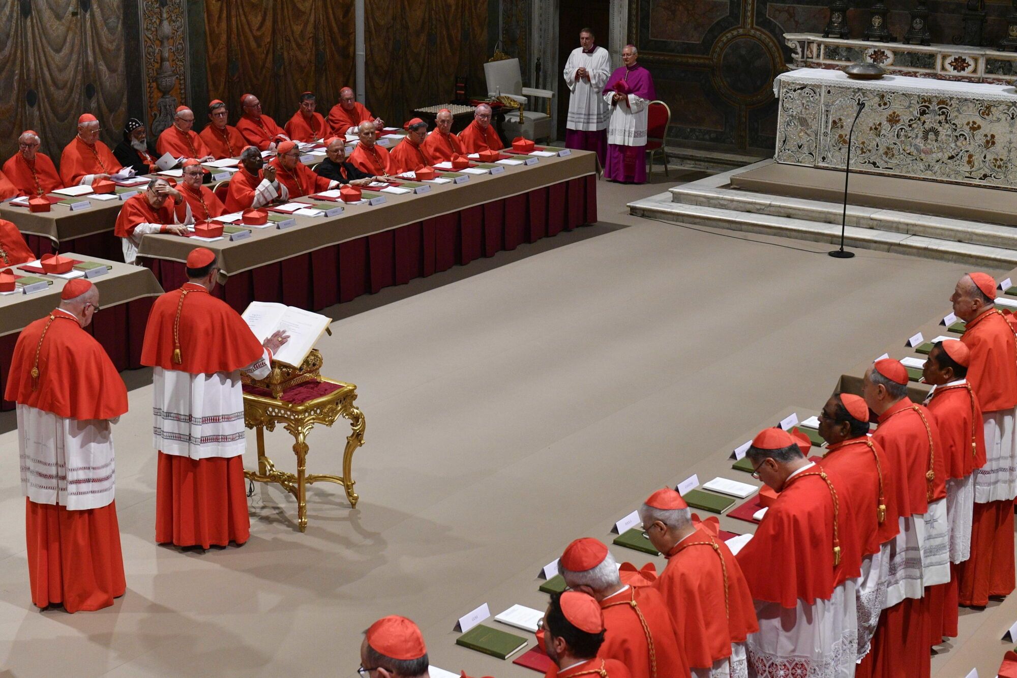 Un cardenal lee el juramento antes del comienzo del cónclave para elegir a un nuevo Papa en la capilla Sixtina en la Ciudad del Vaticano, 07 de mayo de 2025. (Papa, Cardenal) EFE/EPA/VATICAN MEDIA HANDOUT HANDOUT EDITORIAL USE ONLY/NO SALESHANDOUT EDITORIAL USE ONLY/NO SALES. HANDOUT EDITORIAL USE ONLY/NO SALESHANDOUT EDITORIAL USE ONLY/NO SALES