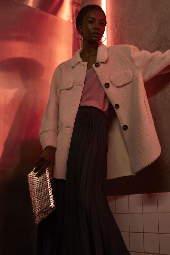 Clutch metalizado de Parfois con abrigo blanco