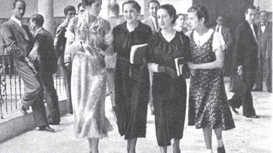 La imagen de 1935 de la Universidad de Murcia que entusiasma al feminismo