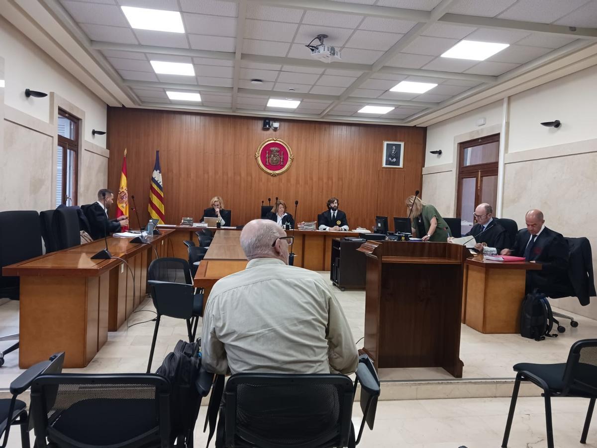El expolicía local acusado, hoy en la última sesión del juicio en la Audiencia de Palma.